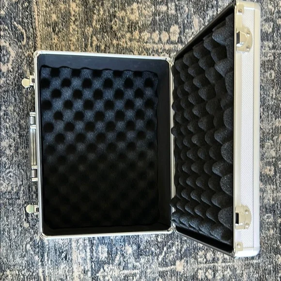 Air Jordan Metallic Silver Carrying Case - Picture 6 of 6